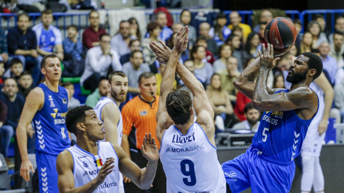 Clark lanza a canasta ante la oposición de Llovet en el partido contra el Andorra. SANTI OTERO