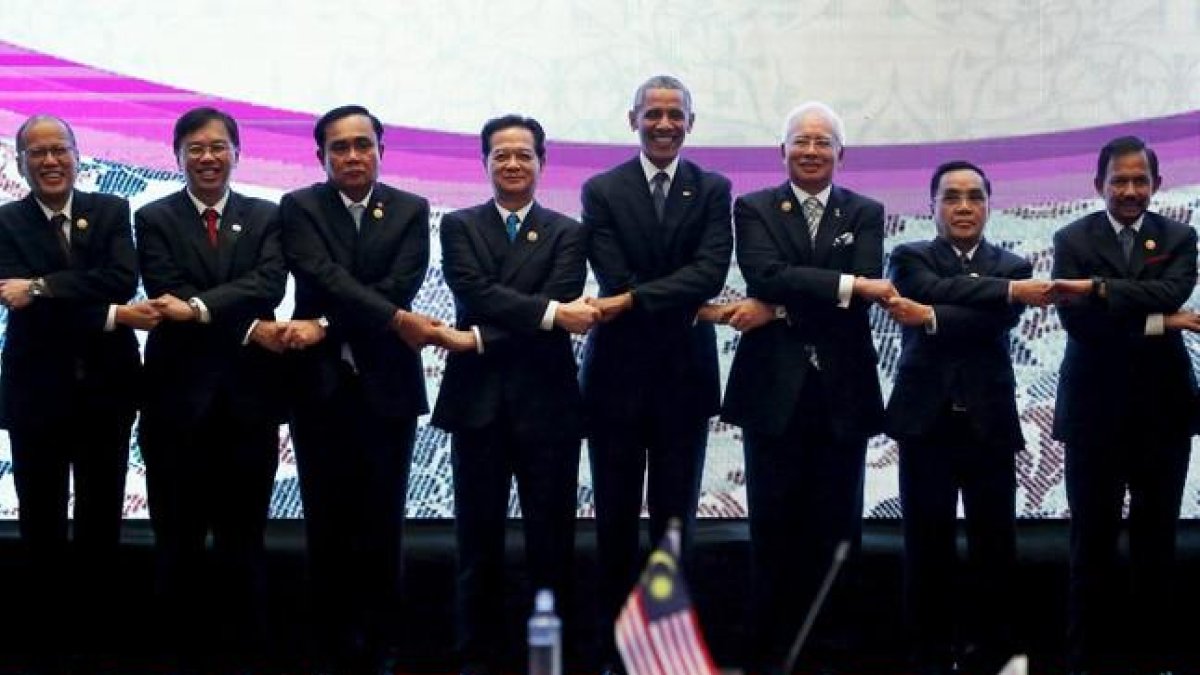 Obama, en el centro, con otros dirigentes asiáticos  en la cumbre de la ASEAN en Kuala Lumpur.-REUTERS/ JONATHAN ERNST / REUTERS