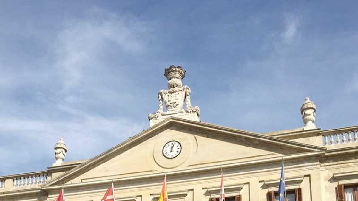 Concentración, ayer, a las puertas del Ayuntamiento de Vitoria.-TWITTER