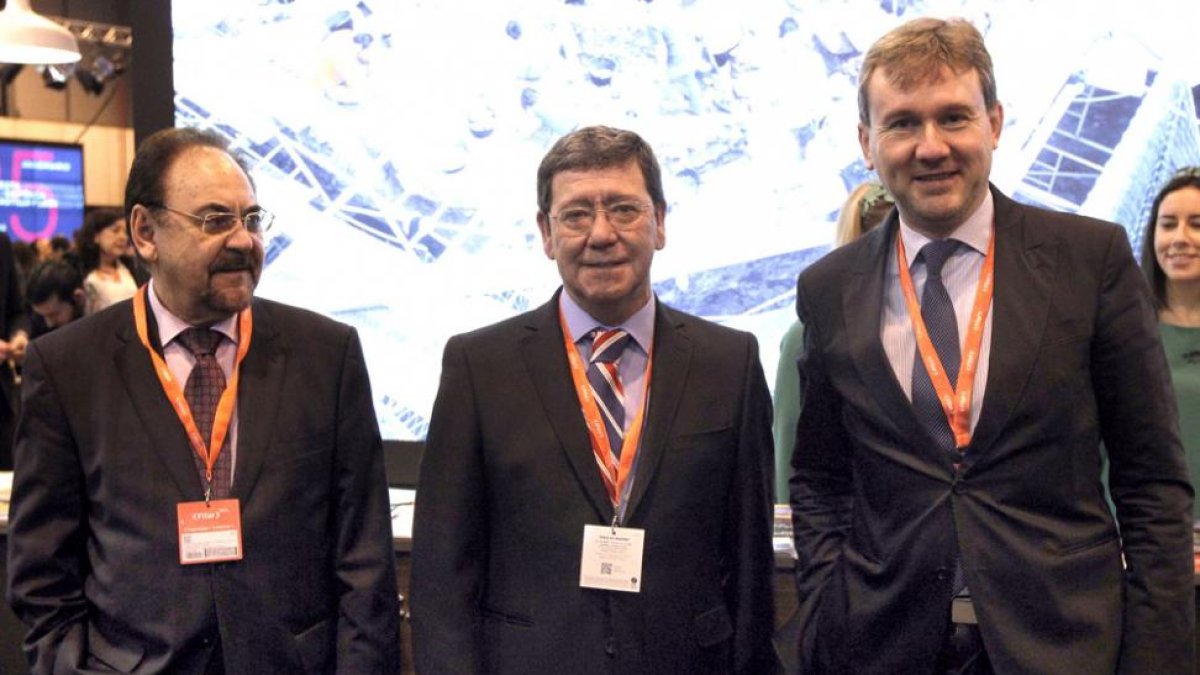 El diputado provincial Ángel Guerra, César Rico y Javier Lacalle, ayer en Fitur.-ICAL