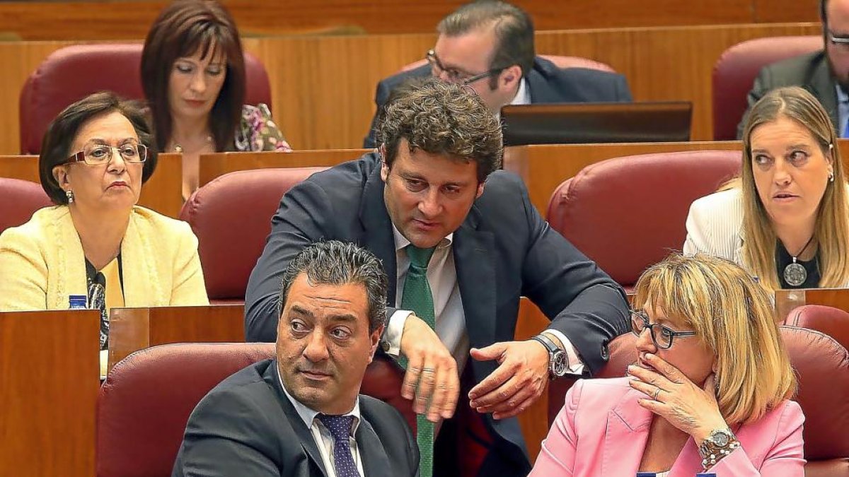 Salvador Cruz, que defendió la proposición de ley, con Manuel García y Mar González.-ICAL