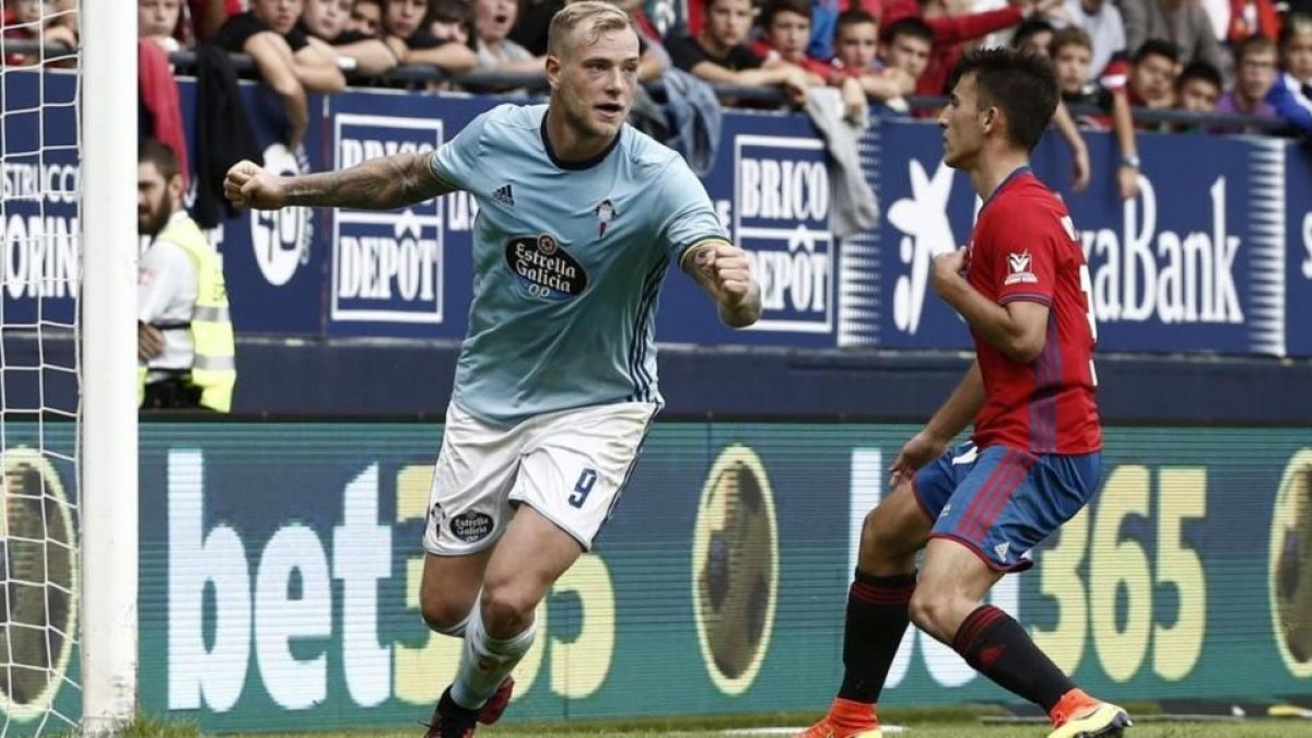 Guidetti celebra un gol que no subió al marcador: estaba en fuera de juego.-EFE / JESÚS DIGES