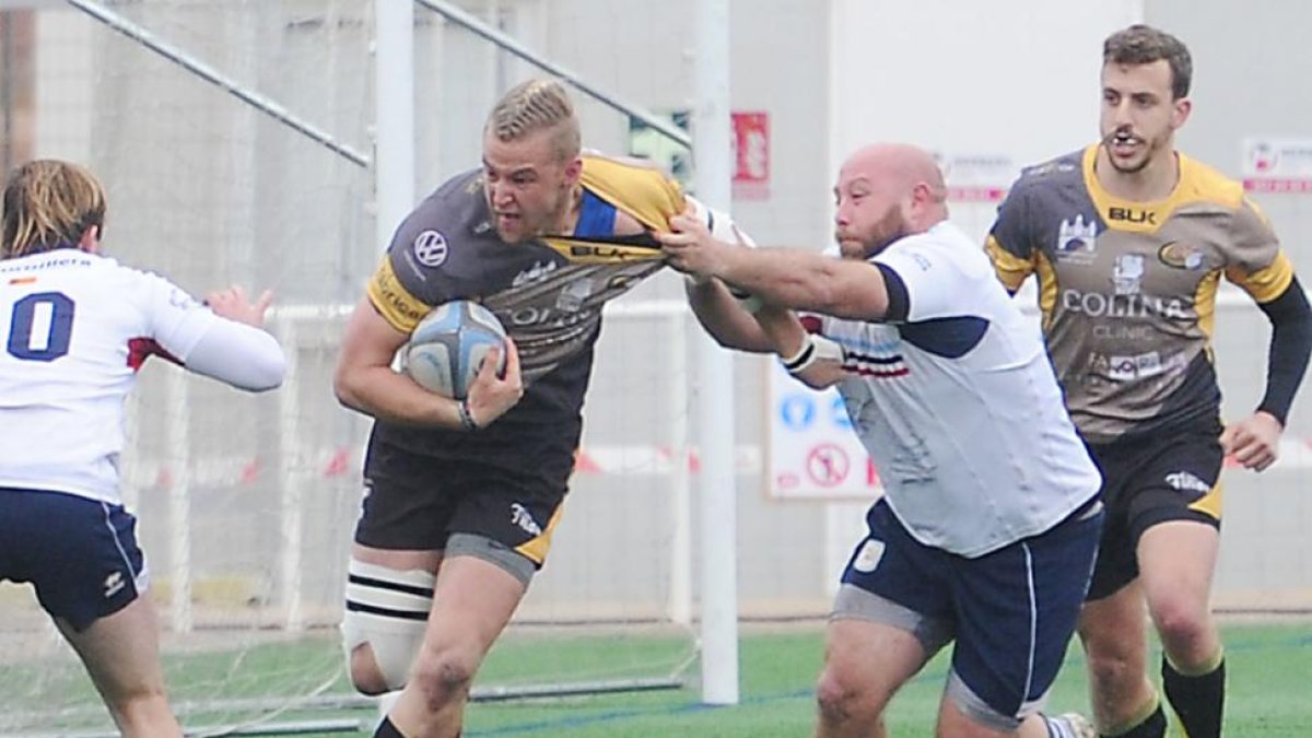 Potgieter avanza con el oval con un rival colgado literalmente de su camiseta.-ISRAEL L. MURILLO
