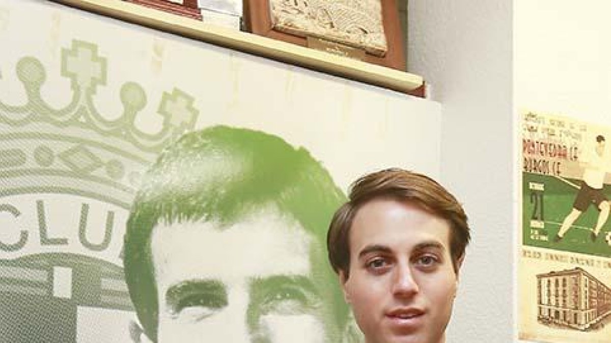 Franco Caselli posa junto a la foto de Juan Gómez Juanito.-RAÚL G. OCHOA