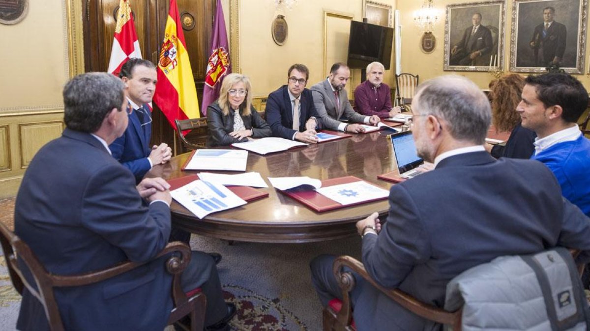 Representantes deFAE y de las empresas adheridas a ‘Digital Hub Innovation’ se reunieron ayer con el presidente de la Diputación para exponer su proyecto.-ISRAEL L. MURILLO
