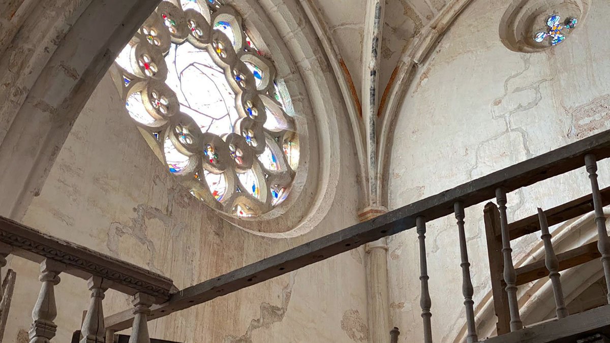 Las paredes del interior del templo están muy dañadas por la humedad. AMIGOS DE VILLAMORÓN