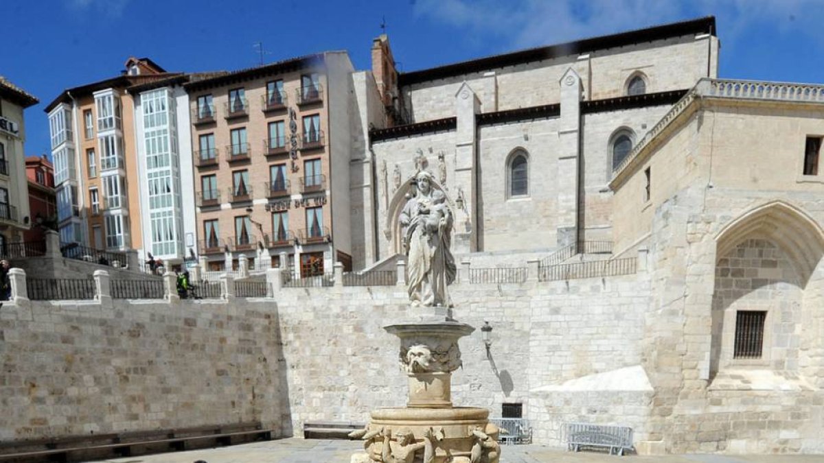 Estado actual de la Fuente de Santa María cuyo arreglo se lleva ahora desde el área de Patrimonio y Cultura.-ISRAEL L. MURILLO