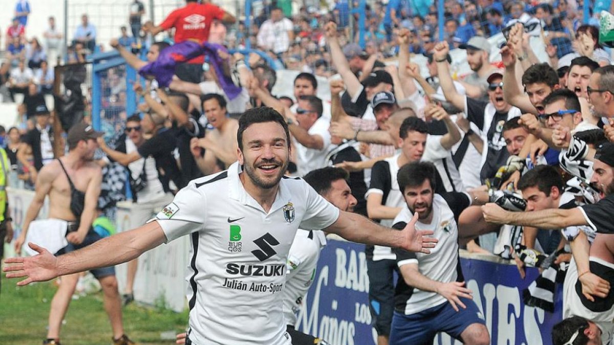 Diego Suárez festeja la consecución del 0-1 ante la algarabía de la afición blanquinegra en Linarejos-Israel L. Murillo