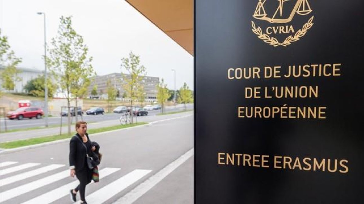 Una mujer se dirige a la entrada de la sede del Tribunal Europeo de Justicia, en Luxemburgo, este lunes.-AFP