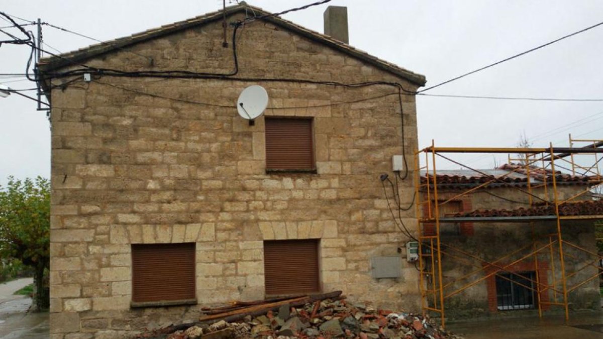 La edificación data de los años 50, en que sirvió como escuela, para pasar a ser luego la casa del guarda del monte.-ECB