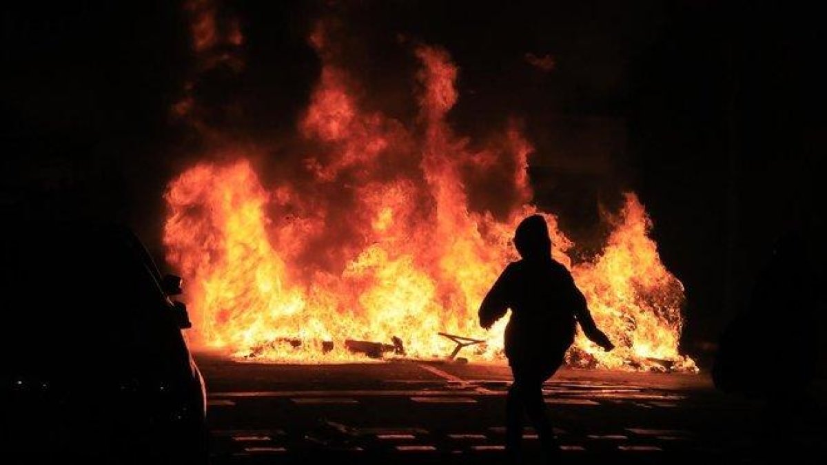 Disturbios del miércoles en Barcelona, en Marina-Gran Vía.-FERRAN NADEU