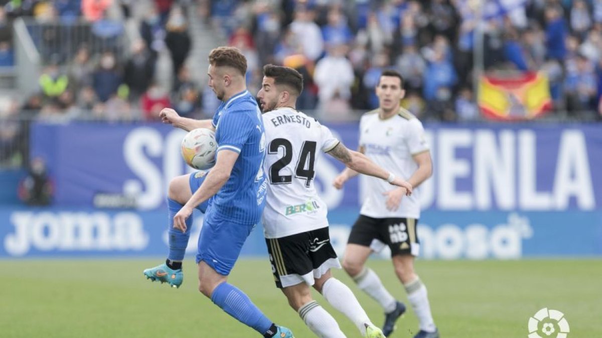 Ernesto disputa un balón con un rival durante el partido ante el Fuenlabrada. LALIGA