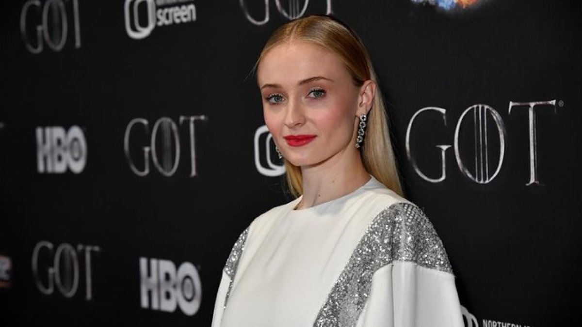 Sophie Turner posa en el estreno de Juego de tronos, el pasado 12 de abril, en Belfast Irlanda del Norte).-JEFF KRAVITZ