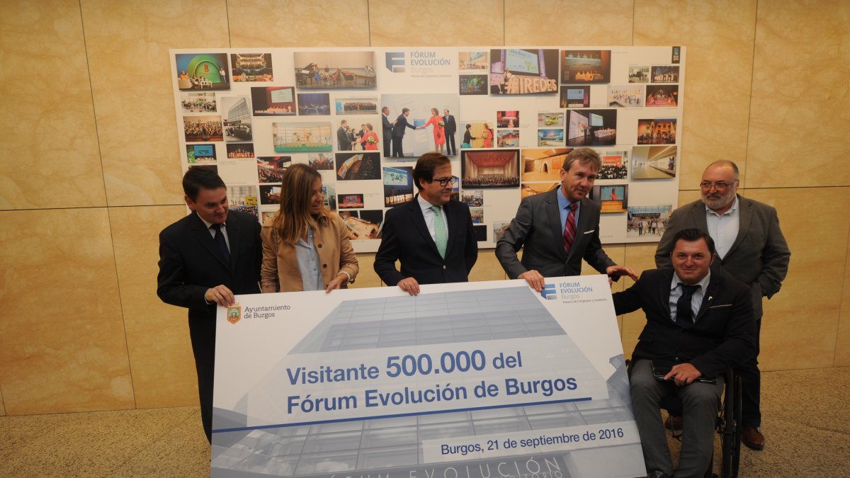 El presidente de Predif (derecha), en el Fórum, con motivo de una reunión para redactar la guía de turismo accesible. I. L. M.