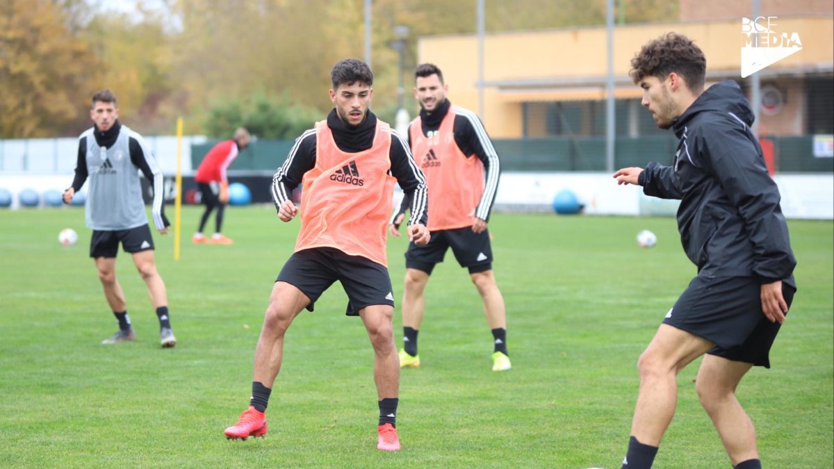 Javi Gómez presiona durante un entrenamiento en Castañares. BURGOS CF / ALBA DELGADO