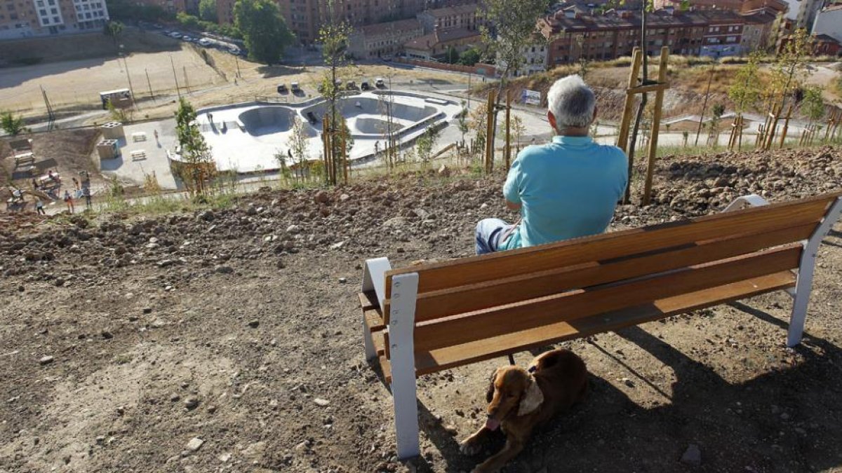 Un vecino disfruta con su perro de las vistas que ofrece el parque.-SANTI OTERO