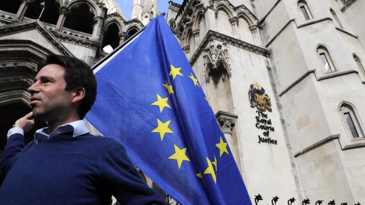 Un manifestante proeuropeo, frente a la sede del Tribunal Supremo de Londres, el pasado octubre-AFP / ADRIAN DENNIS
