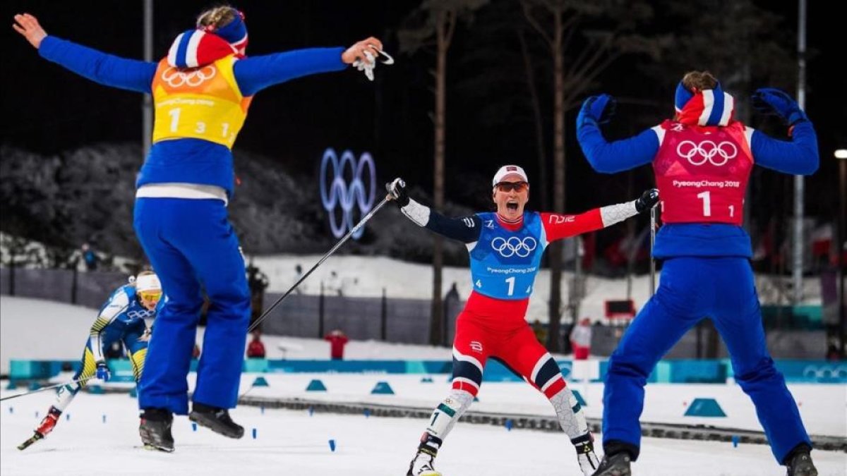 Marit Bjorgen celebra el oro en la prueba de relevos de 4x5 kilómetros.-/ AFP / JONATHAN NACKSTRAND