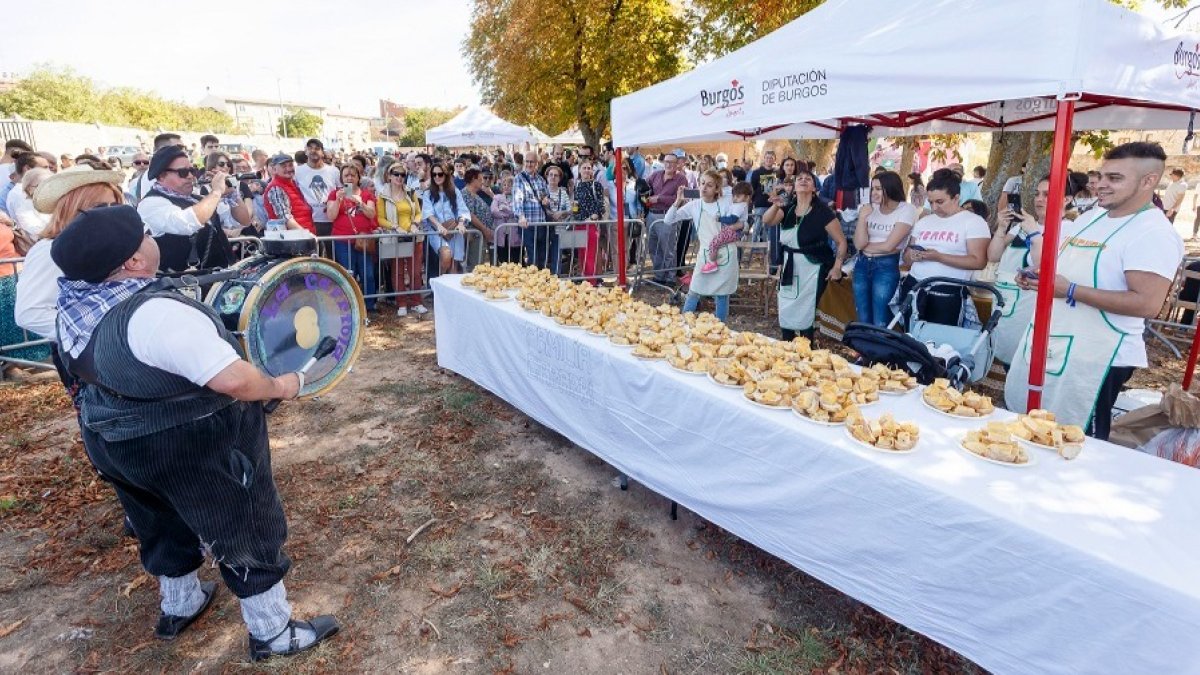 Reparto de tortillas en el Día de Exaltación de la Patata de Tardajos 2022. SANTI OTERO