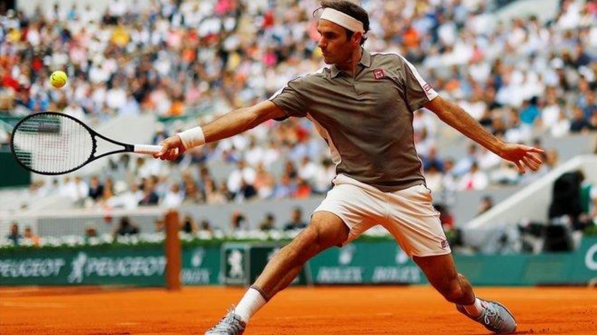Roger Federer, durante su partido frente a Lorenzo Sonego.-REUTERS / KAI PFAFFENBACH