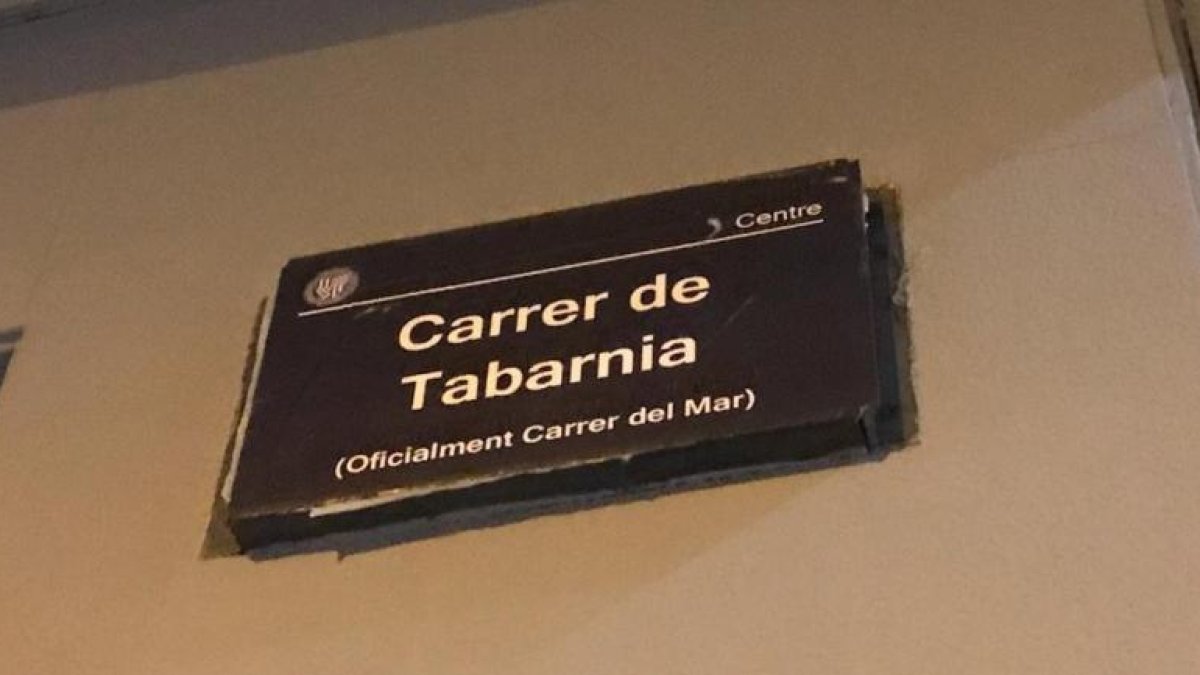 La popular calle del Mar de Badalona ha amanecido hoy como carrer de Tabarnia-/ TOT BADALONA (TWITTER)