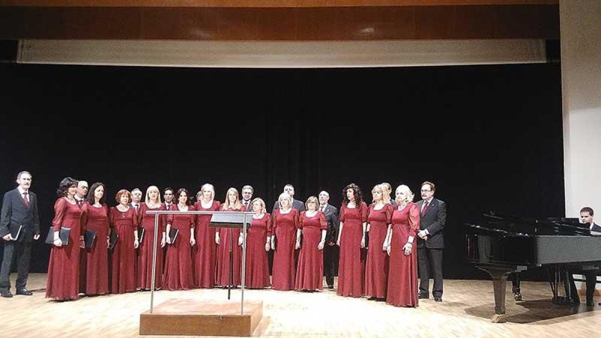 Los miembros de la Coral Canticorum durante el encuentro celebrado en Valencia en 2016.-ECB