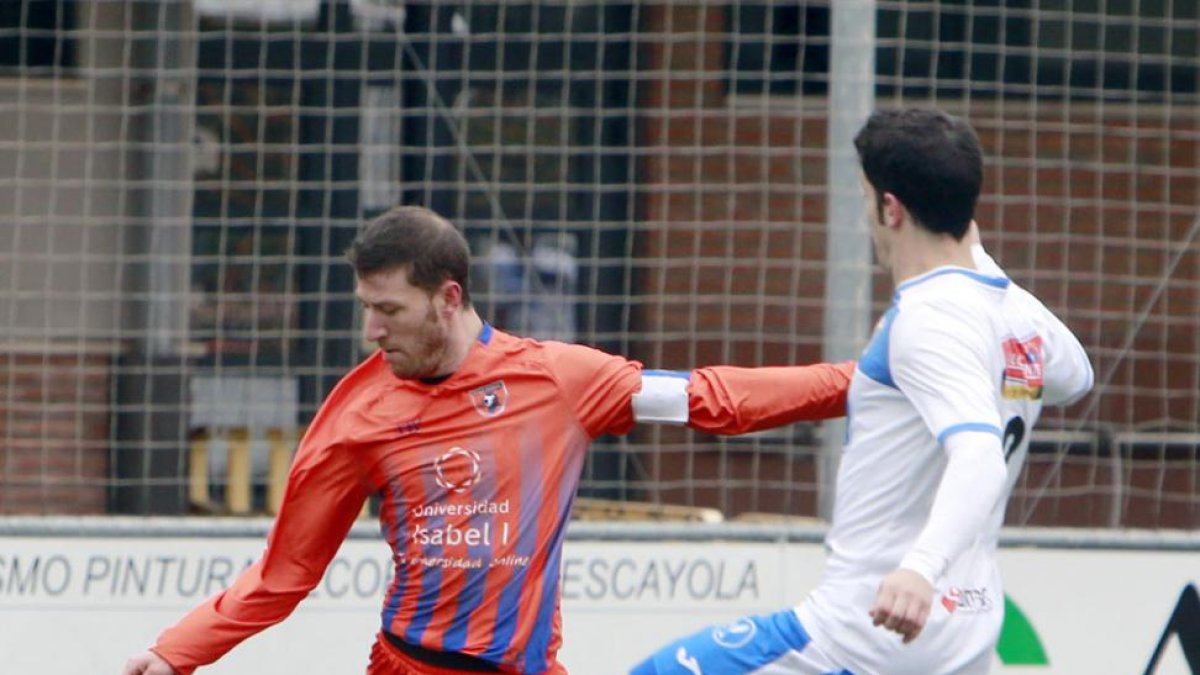 Jairo se dispone a despejar el balón en el choque ante el Almazán.-RAÚL G. OCHOA