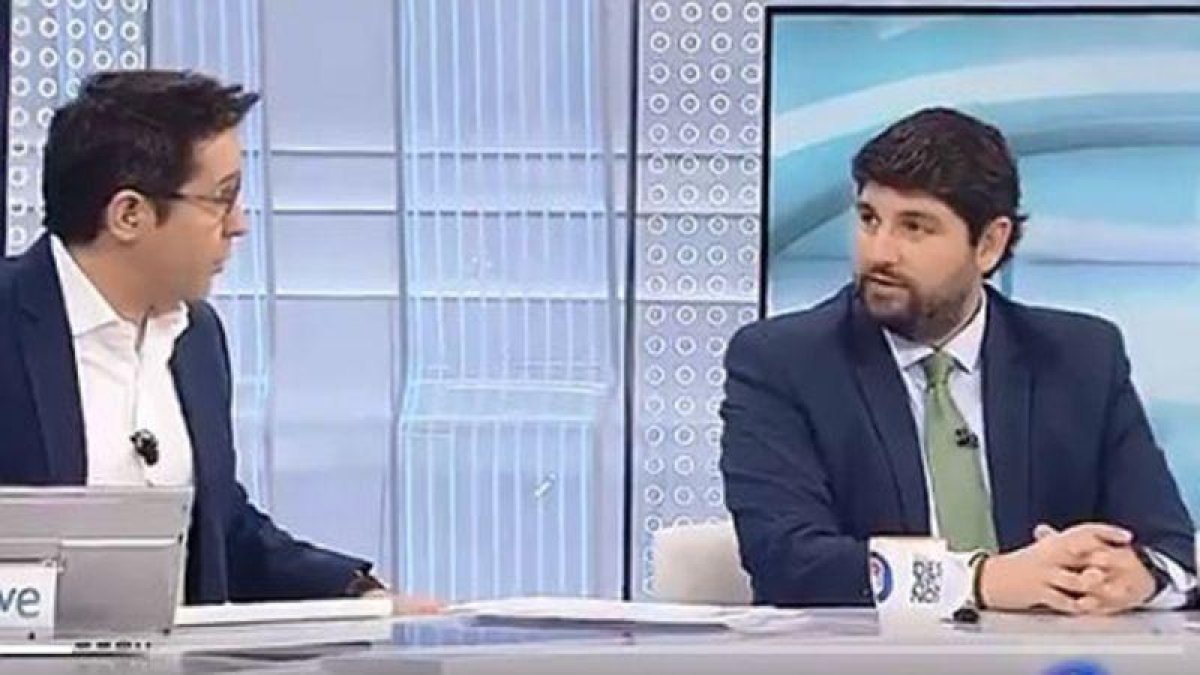 El presidente de Murcia, derecha, durante la entrevista en TVE.-EL PERIÓDICO