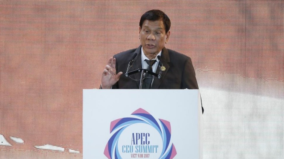El presidente de Filipinas Rodrigo Duterte participa durante la segunda jornada del Foro de Cooperacion Economica Asia Pacifico APEC en Danang Vietnam.-MADE NAGI (EFE)