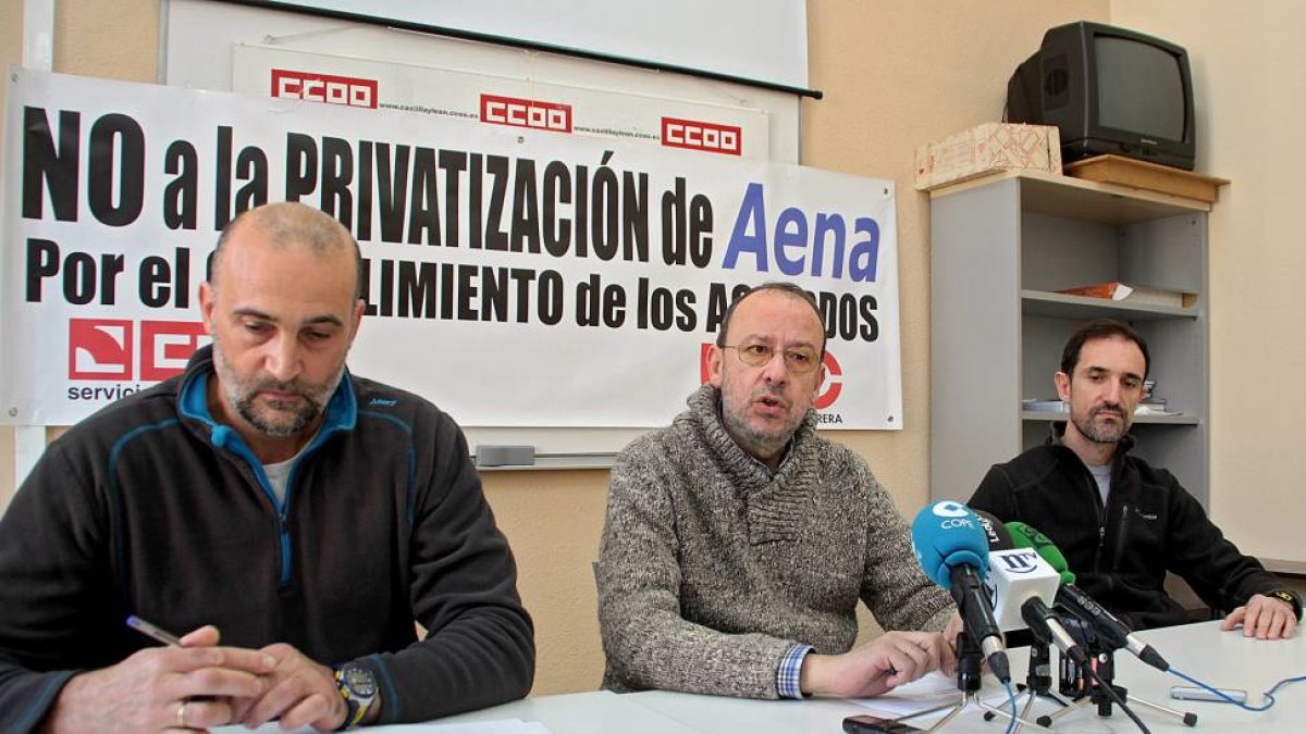 Urbano González Escapa (I), Ignacio Fernández (C) y Eduardo González (D) analizan en rueda de prensa las consecuencias de la privatización de Aena-Ical