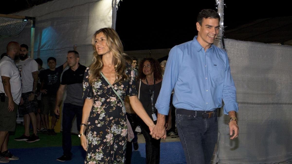 El presidente del Gobierno, Pedro Sánchez, y su esposa, Begoña Gómez, en el festival de Benicassim, en Castellón, este viernes por la noche. /-EFE / DOMÈNEC CASTELLO