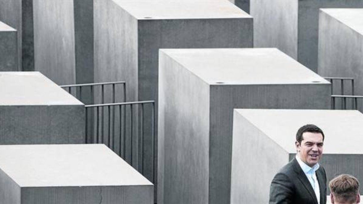 El primer ministro griego, Alexis Tsipras, visita el memorial a las víctimas del Holocausto en Berlín, ayer.-Foto: AP/ MICHAEL SOHN