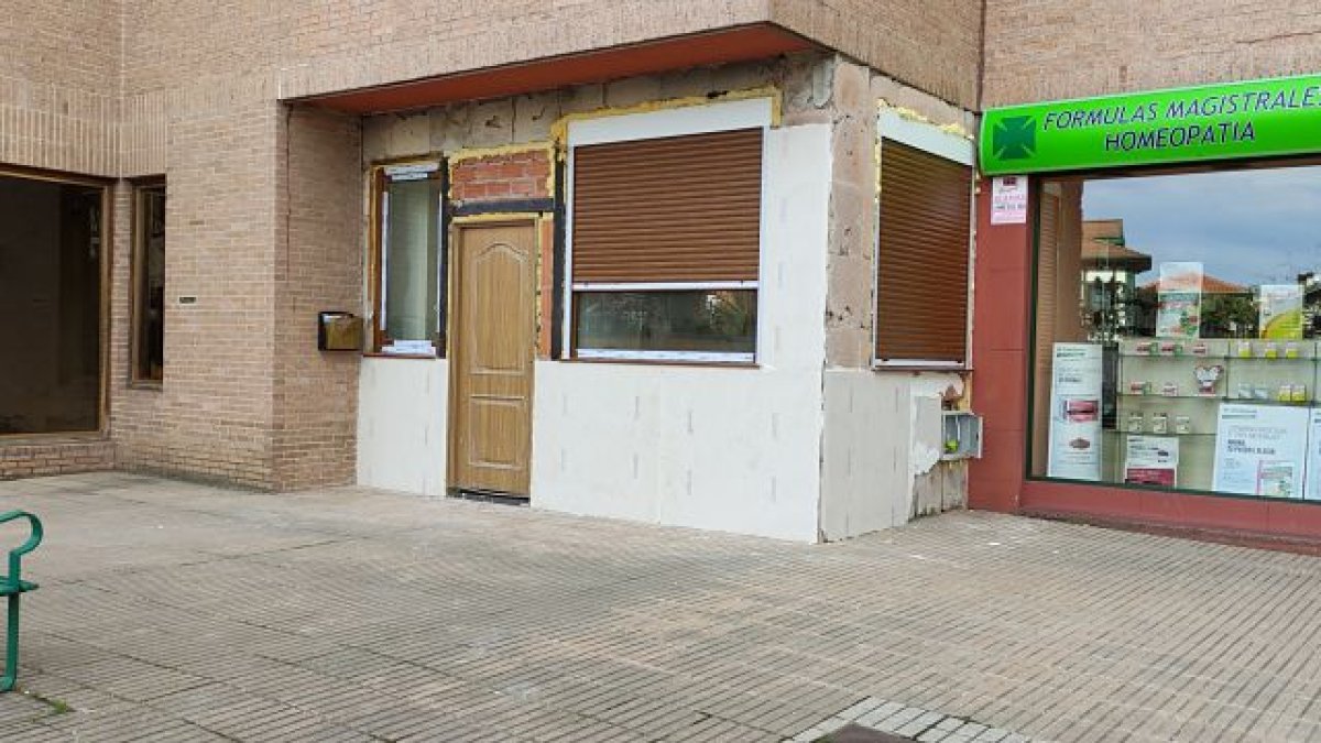 Un local comercial que había alojado a diferentes negocios, en pleno proceso de transformación. S. L. C.