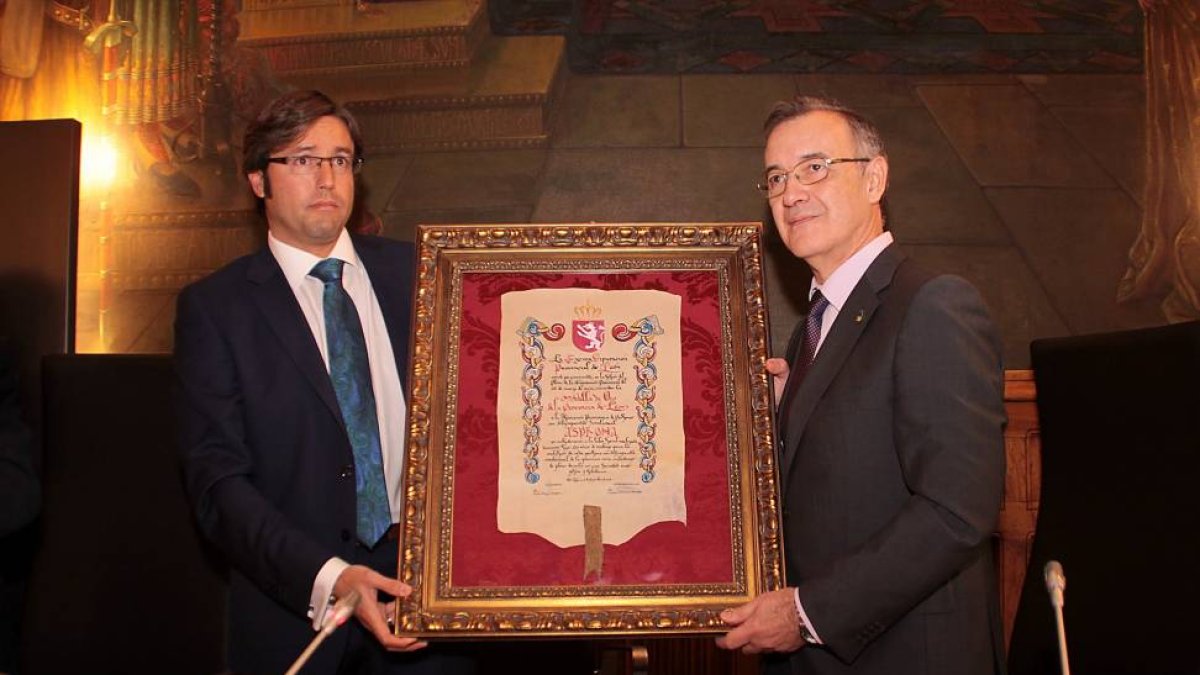 El presidente de la Diputación de León, Emilio Orejas, entrega el galardón al presidente de Asprona, José Mª. Martínez-Ical