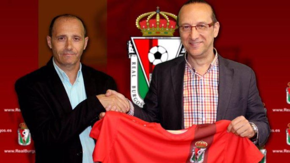 JuanAntonio Gallego (derecha) da la mano a José Manuel Molinero, el que será el entrenador la próxima campaña.-