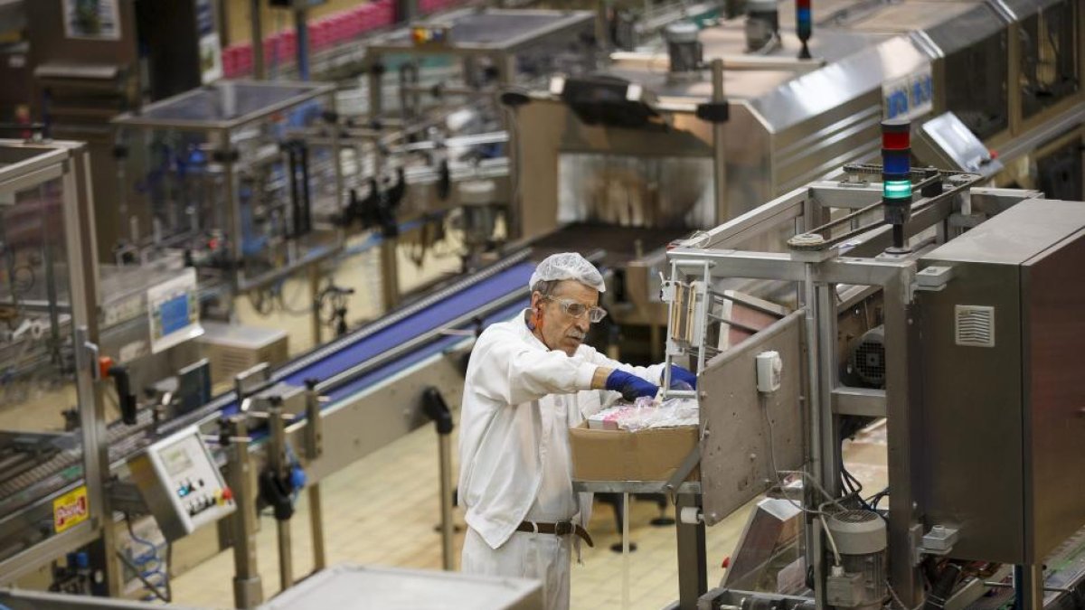Un operario pone en funcionamiento una de las máquinas de una fábrica de la Comunidad.-E.M.