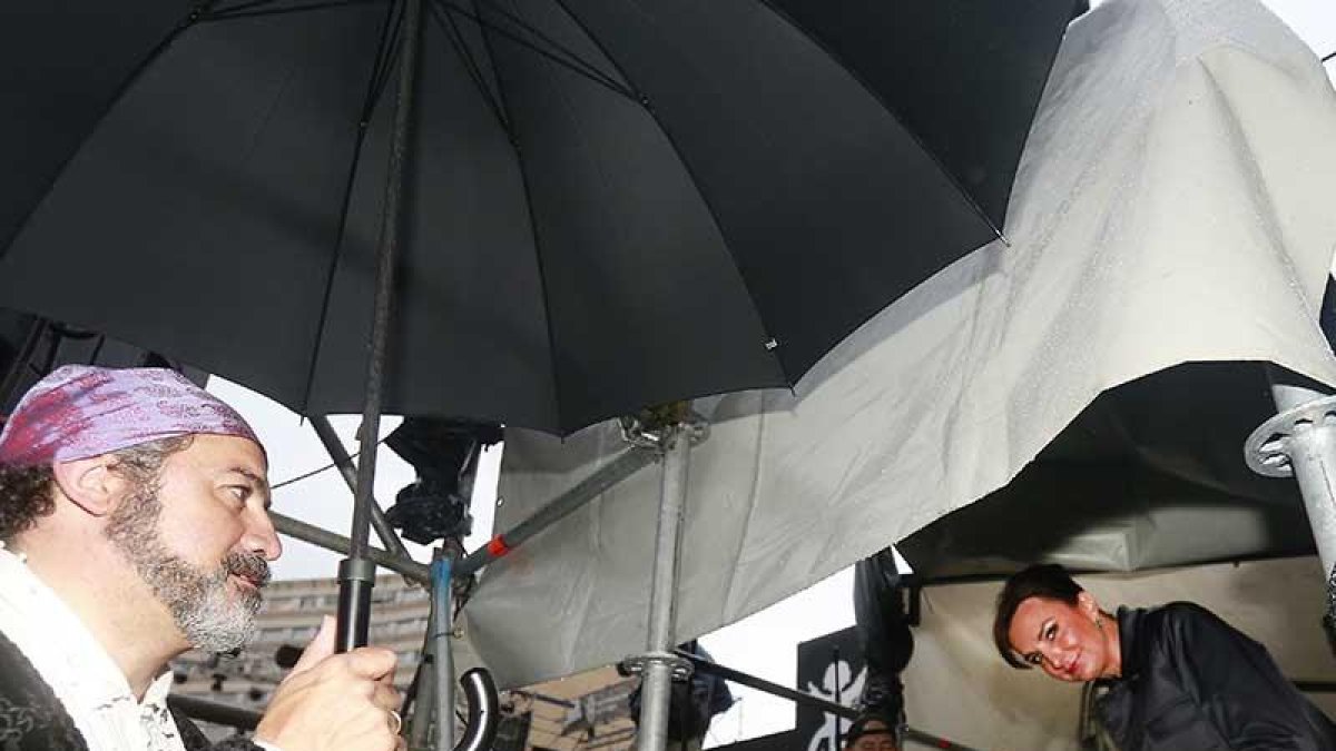 Regina Peñacoba resguardada de la lluvia.-RAÚL G. OCHOA