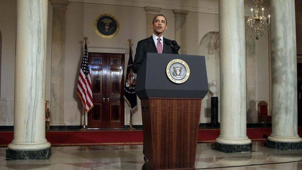 El presidente de EEUU, Barack Obama, en febrero del 2011, informando en la Casa Blanca de la caída del presidente egipcio Hosni Mubarak.-Foto: AP / CAROLYN KASTER