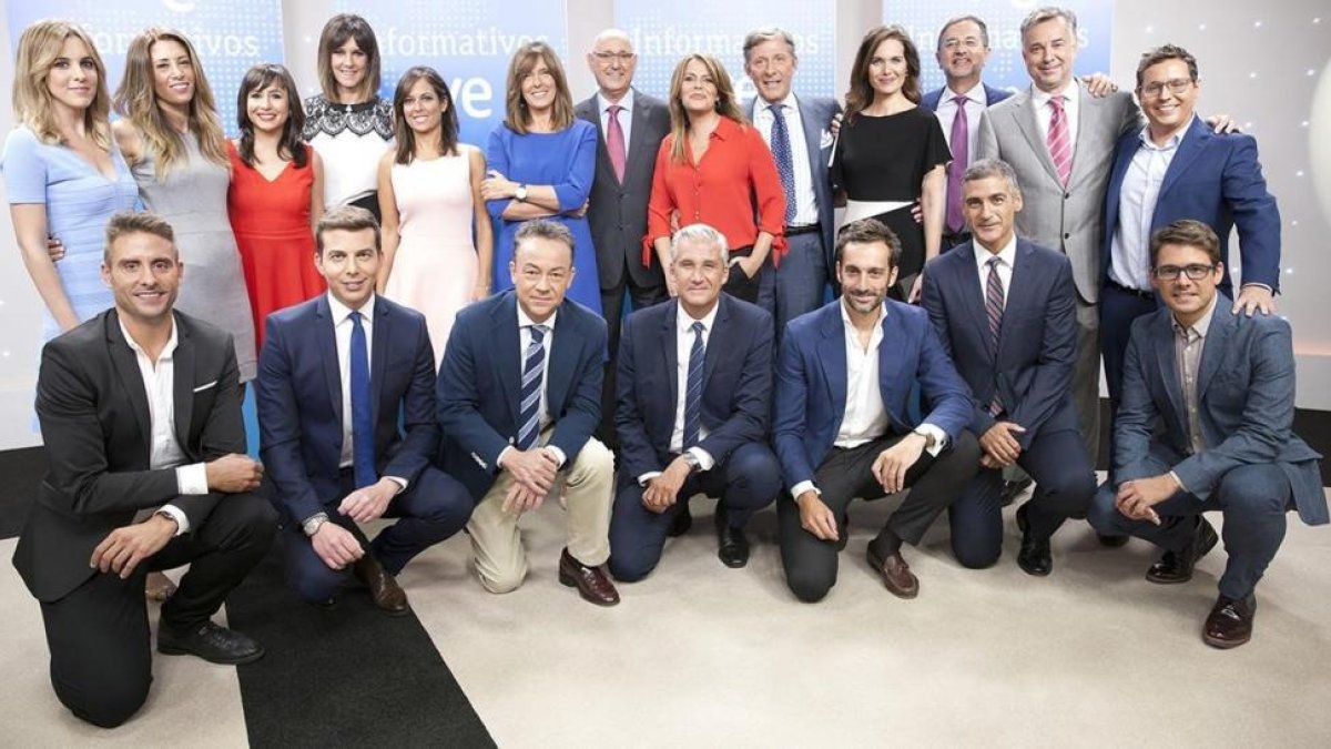 El equipo de profesionales de los Servicios Informativos de TVE, en la presentación de la temporada 2017-18-EL PERIÓDICO