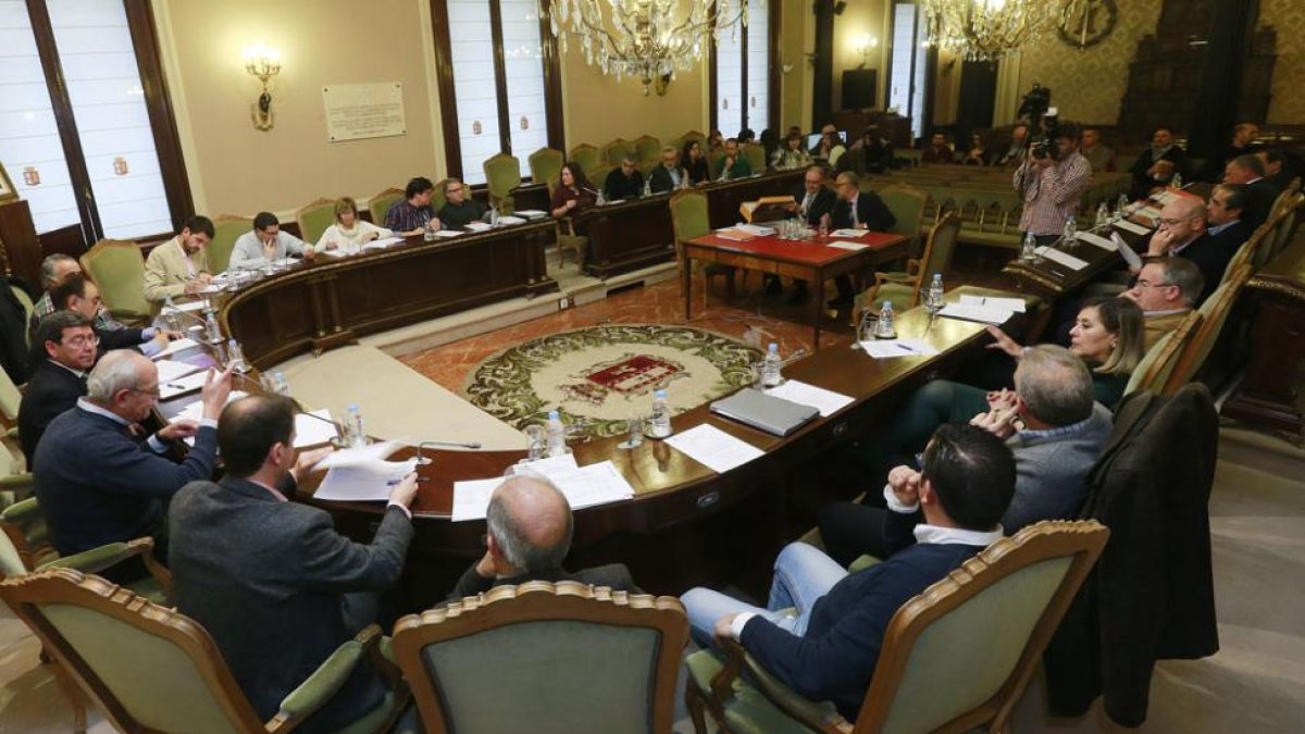 Los diputados del PP, PSOEy C’s todavía comparten espacio en la Diputación. ¿Lo seguirán haciendo en el futuro?-RAÚL G. OCHOA