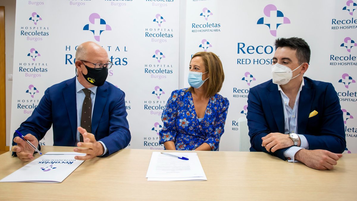 Iñaki Sicilia (presidente del Aparejadores RC), Pilar Gómez (Recoletas) y el doctor Salvat, durante la presentación. SANTI OTERO