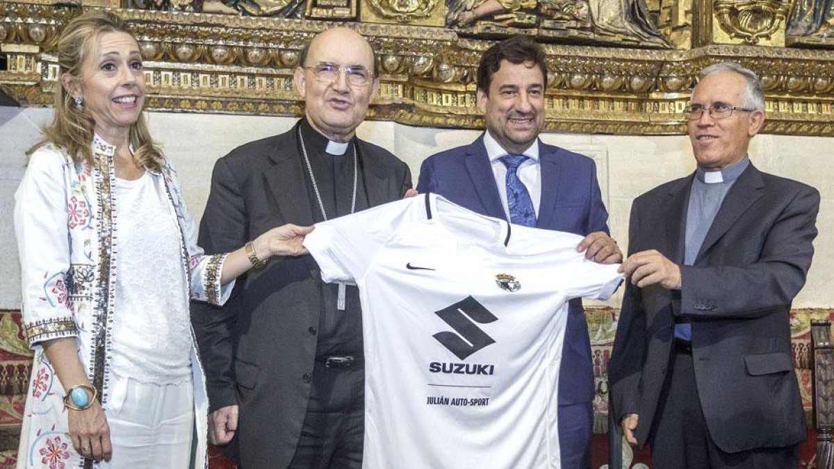 El Burgos CF firmó ayer un convenio de colaboración la Fundación VIII Centenerio de la Catedral.-SANTI OTERO