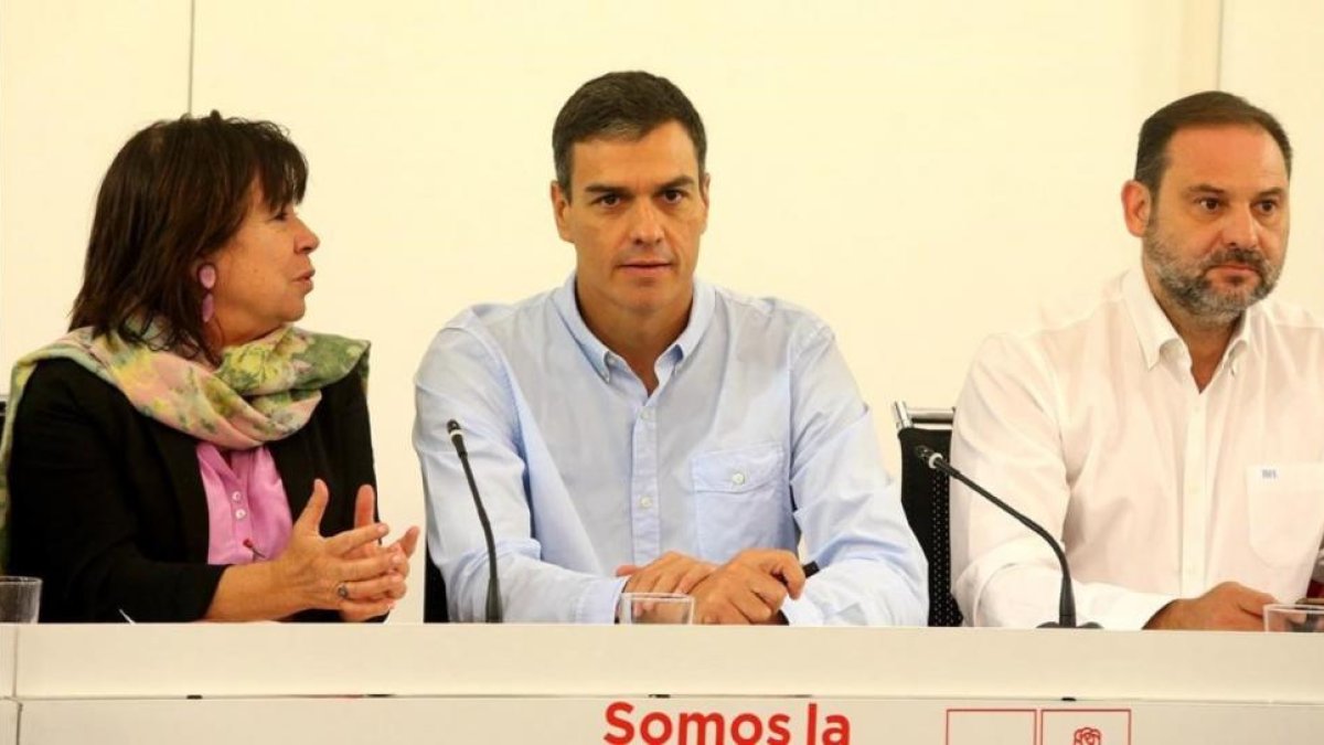 Pedro Sánchez, junto a sus principales colaboradores, este lunes.-JUAN MANUEL PRATS