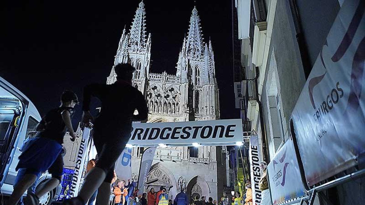 Dos participantes cubren los últimos metros del recorrido.-BRIDGESTONE