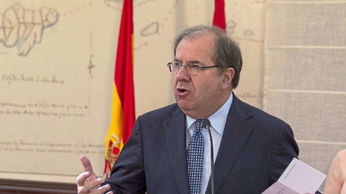 El presidente de la Juanta, Juan Vicente Herrera, interviene en el acto de toma de posesión de sus consejeros.-M.Á. Santos