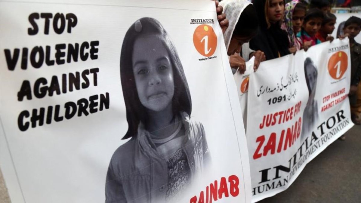 Un manifestante sostiene una pancarta en la que se lee Que pare la violencia contra los niños, durante una protesta, en Karachi, en reacción a la violación y asesinato de la menor de Kasur, el 11 de enero.-/ EFE / SHAHZAIB AKBER