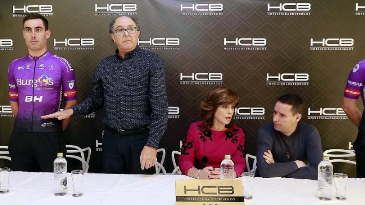 Julio Andrés Izquierdo, manager del equipo, explica los detalles del nuevo maillot en la presentación celebrada ayer en el HotelCiudad de Burgos.-RAÚL OCHOA