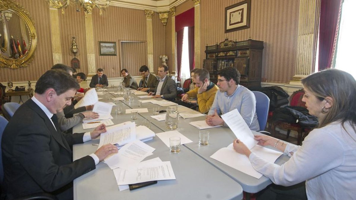 Un momento de la reunión de la Sociedad de Promoción, ayer, en Alcaldía.-ISRAEL L. MURILLO