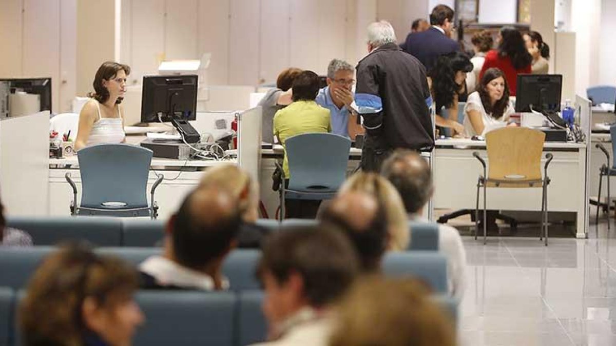 Varias personas esperan a ser atendidas en la Oficina de Atención al Contribuyente.-RAÚL G. OCHOA