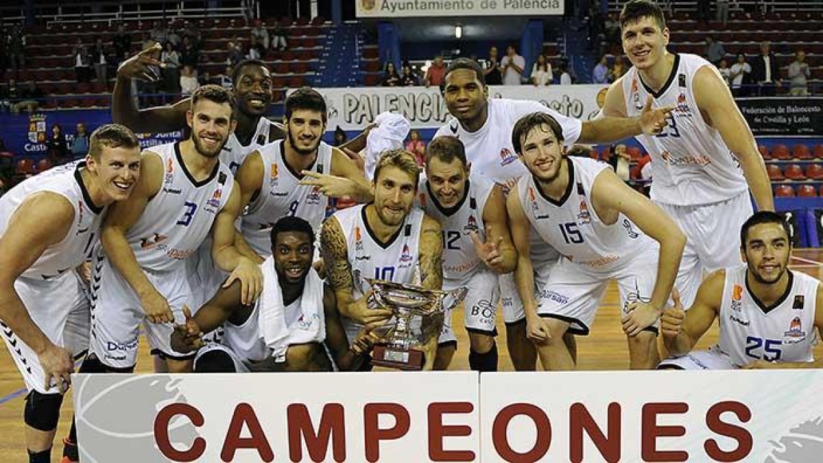 Los jugadores del San PabloBurgos posan con el trofeo de campeones de la Copa de Castilla y León logrado el pasado año en Palencia.-MARÍA GONZÁLEZ / SPB